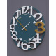 Orologio da parete moderno in legno con numeri decorativi e lancette in metallo