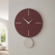 Orologio da parete moderno con pendolo in legno sagomato e finiture eleganti