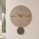Orologio da parete moderno con pendolo in legno sagomato e finiture eleganti