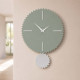 Orologio da parete moderno con pendolo in legno sagomato e finiture eleganti