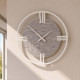 Orologio da parete moderno grande in legno con numeri romani