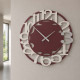 Orologio da parete moderno in legno con numeri decorativi e lancette in metallo