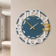 Orologio da parete moderno in legno con numeri decorativi e lancette in metallo