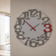 Orologio da parete moderno in legno con numeri decorativi e lancette in metallo