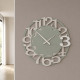 Orologio da parete moderno in legno con numeri decorativi e lancette in metallo
