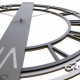 Orologio da parete moderno in legno con numeri romani