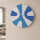Orologio da parete rotondo in legno con design asimmetrico e lancette in metallo
