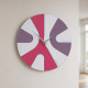 Orologio da parete rotondo in legno con design asimmetrico e lancette in metallo
