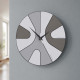 Orologio da parete rotondo in legno con design asimmetrico e lancette in metallo
