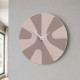 Orologio da parete rotondo in legno con design asimmetrico e lancette in metallo