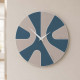 Orologio da parete rotondo in legno con design asimmetrico e lancette in metallo