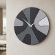 Orologio da parete rotondo in legno con design asimmetrico e lancette in metallo