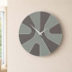 Orologio da parete rotondo in legno con design asimmetrico e lancette in metallo