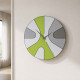Orologio da parete rotondo in legno con design asimmetrico e lancette in metallo