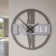 Orologio da parete rotondo in legno con numeri decorativi e design moderno