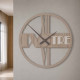 Orologio da parete rotondo in legno con numeri decorativi e design moderno