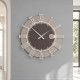 Orologio da parete rotondo in legno con numeri romani dal design moderno