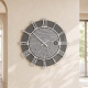 Orologio da parete rotondo in legno con numeri romani dal design moderno