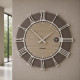 Orologio da parete rotondo in legno con numeri romani dal design moderno