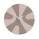 Orologio da parete rotondo in legno con design asimmetrico e lancette in metallo