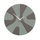 Orologio da parete rotondo in legno con design asimmetrico e lancette in metallo