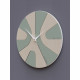 Orologio da parete rotondo in legno con design asimmetrico e lancette in metallo