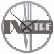 Orologio da parete rotondo in legno con numeri decorativi e design moderno