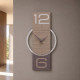 Orologio da parete verticale in legno dal design moderno ed elegante