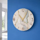 Orologio da parete rotondo piccolo con bassorilievo con retro in legno massello