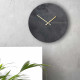 Orologio da parete rotondo in metallo dal design minimal ed elegante