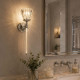 Applique a parete in metallo con diffusore in vetro a LED dal design moderno