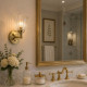 Applique da bagno con struttura in acciaio e diffusore in vetro