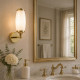 Applique moderna in acciaio per bagno con diffusore in vetro opalino