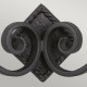 Lampada da parete in ferro battuto dalle linee rustiche doppio diffusore