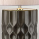 Lampada da tavolo dal design moderno con base in ceramica e paralume in tessuto