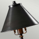 Lampada da tavolo dal design moderno con struttura e paralume in acciaio