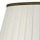 Lampada da tavolo in ceramica e paralume in tessuto dal design orientale