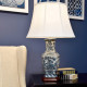 Lampada da tavolo in stile orientale in ceramica con paralume in tessuto