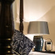 Lampada da tavolo moderna con struttura in porcellana e diffusore in tessuto