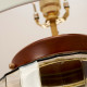 Lampada da tavolo moderna con struttura in vetro e legno e paralume in tessuto