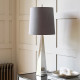 Lampada da tavolo moderna con struttura nichel in acciaio e paralume in tessuto