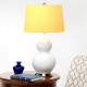 Lampada da tavolo moderna in ceramica e base in acciaio con paralume in tessuto
