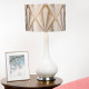 Lampada da tavolo moderna in ceramica e base in acciaio con paralume in tessuto