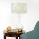 Lampada da tavolo moderna in ceramica e base in ottone con paralume in tessuto