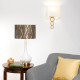 Lampada da tavolo moderna in ceramica e base in ottone con paralume in tessuto