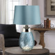 Lampada da tavolo piccola moderna con base in vetro e paralume in tessuto