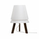 Lampada da tavolo con struttura in legno e paralume in PVC