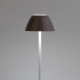Lampada da tavolo con struttura in metallo bianca e diffusore in PVC