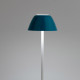 Lampada da tavolo con struttura in metallo bianca e diffusore in PVC