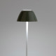 Lampada da tavolo con struttura in metallo bianca e diffusore in PVC